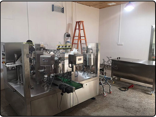 全自動(dòng)火鍋醬料包裝機(jī)設(shè)備精確計(jì)量(圖1) 全自動(dòng)火鍋醬料包裝機(jī)設(shè)備精確計(jì)量(圖1)