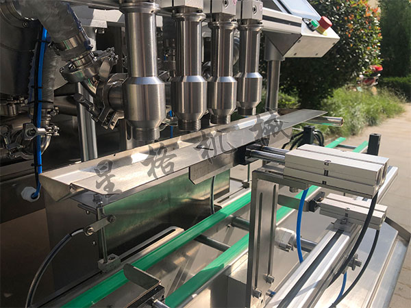 臥式攪拌醬料灌裝生產(chǎn)線有什么特別之處(圖3) 臥式攪拌醬料灌裝生產(chǎn)線有什么特別之處(圖3)