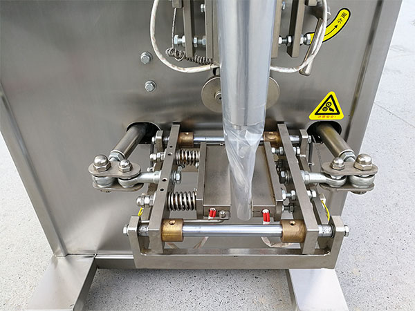 牛肉醬料包裝機(jī)設(shè)計(jì)合理通用(圖2) 牛肉醬料包裝機(jī)設(shè)計(jì)合理通用(圖2)