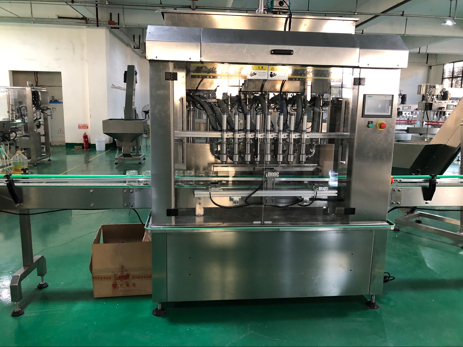 全自動辣椒醬灌裝機適用于不同的生產(chǎn)企業(yè)的需求(圖1) 全自動辣椒醬灌裝機適用于不同的生產(chǎn)企業(yè)的需求(圖1)