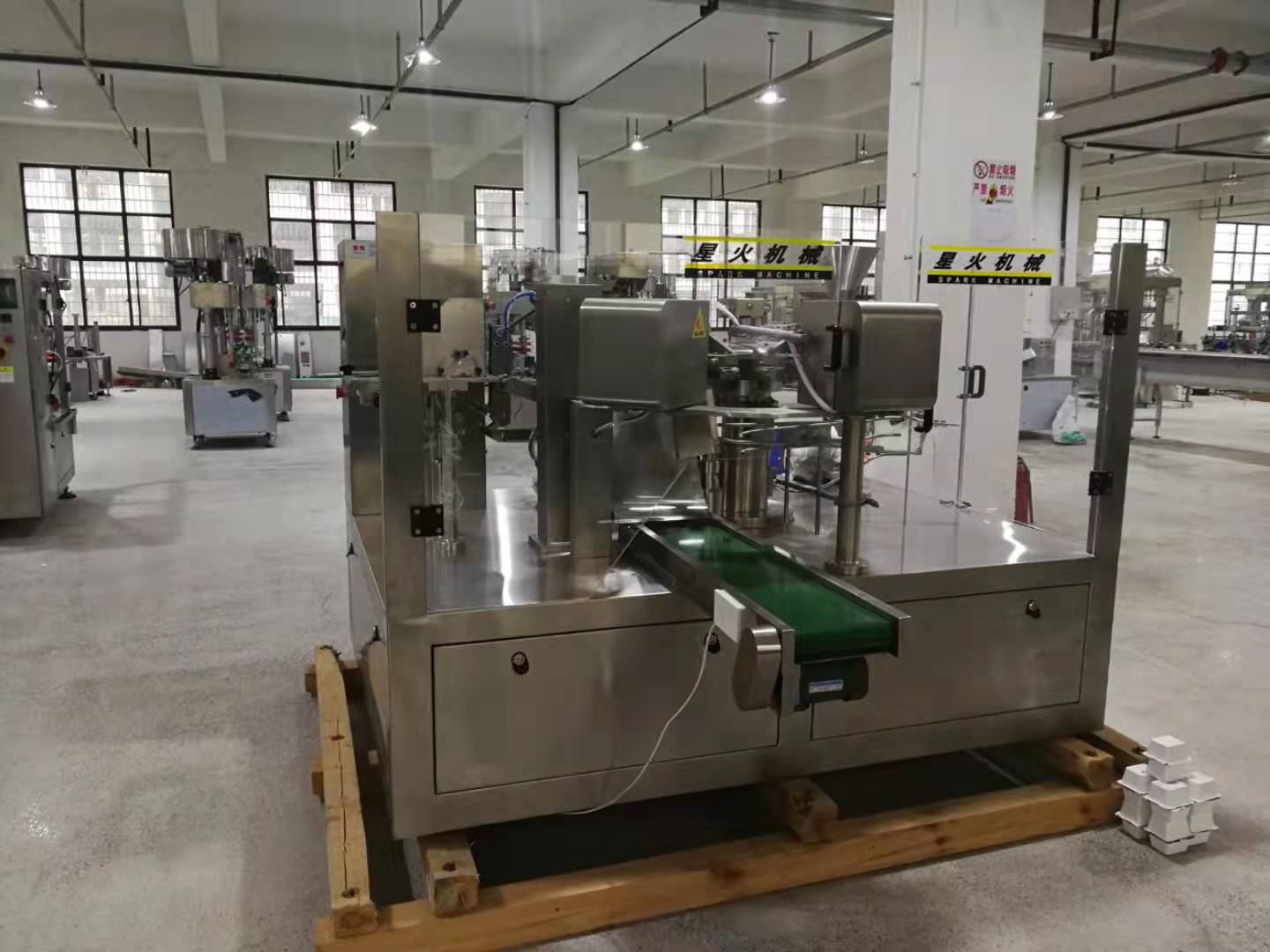 全自動(dòng)給袋式醬料包裝機(jī)實(shí)現(xiàn)自動(dòng)化、智能化(圖1)