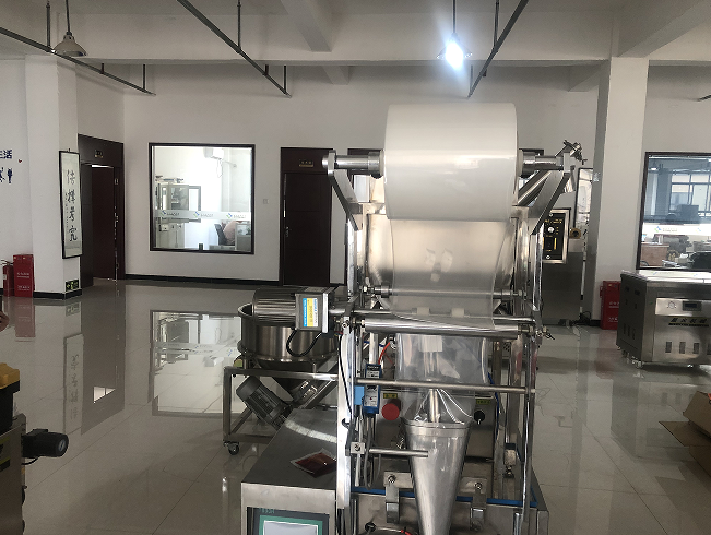 辣椒油食品包裝機(jī)-全自動(dòng)辣椒油生產(chǎn)線設(shè)備人性化服務(wù)(圖1) 辣椒油食品包裝機(jī)-全自動(dòng)辣椒油生產(chǎn)線設(shè)備人性化服務(wù)(圖1)